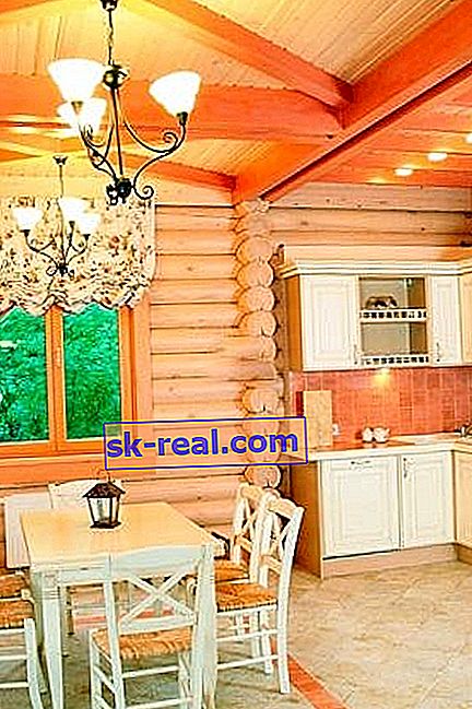 Интериорен дизайн на кухня в дървена къща